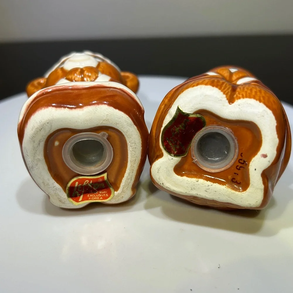 Vintage 80’s Lefton Pilgrim Bears Ceramic Salt and Pepper Shakers - Picture 6 of 9